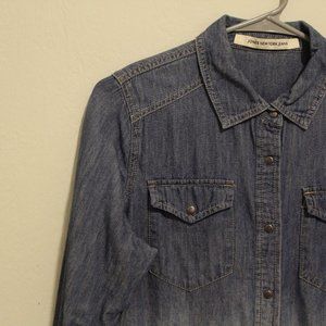 jones new york / denim shirt / medium wash